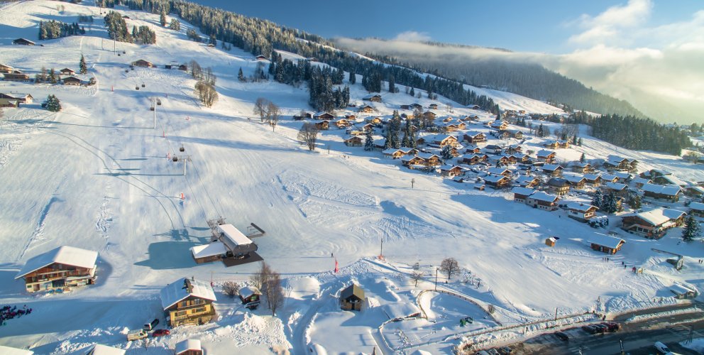 Nouveau front de neige avec la télécabine