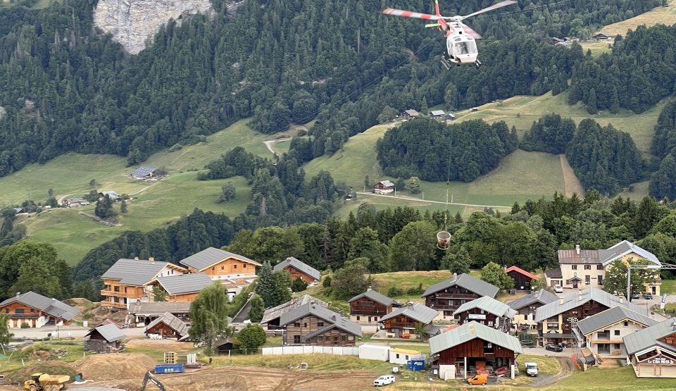 Hélicoptère au dessus du village de Crest-Voland