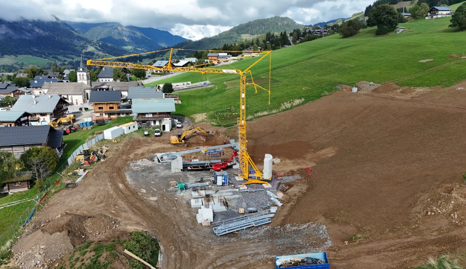 Gare aval de la Logère avec le village en fond