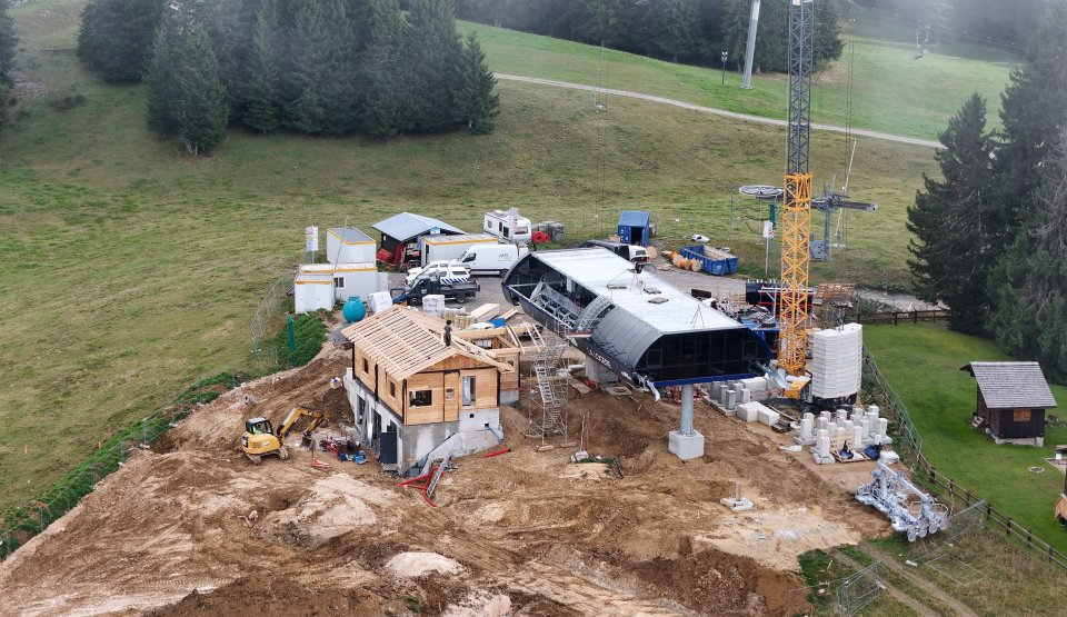 Gare amont de la télécabine de la logère en construction