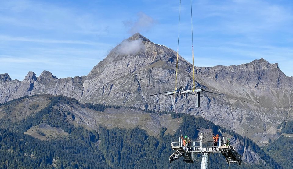 Heliportage tête de pylone