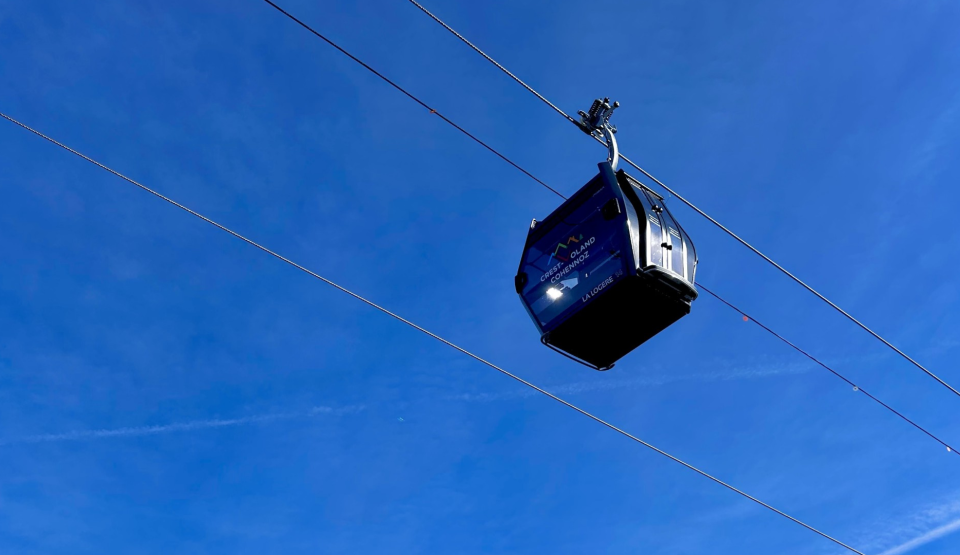 Télécabine ciel bleu