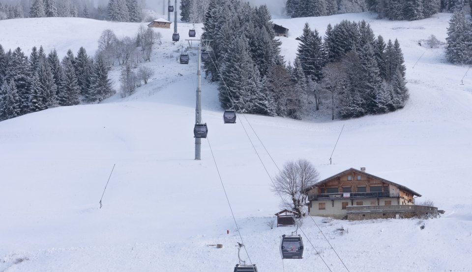 Télécabine sous la neige