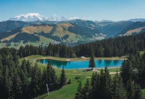 Photo au drone du plan d'eau du Lachat avec le mont Blanc en fond