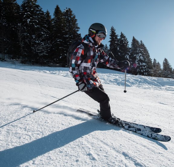 Skieur solo sur les pistes