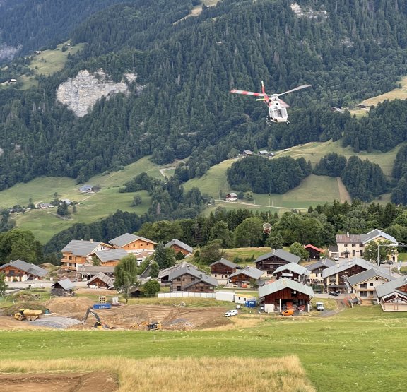 Hélicoptère au dessus du village de Crest-Voland