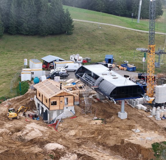 Gare amont de la télécabine de la logère en construction