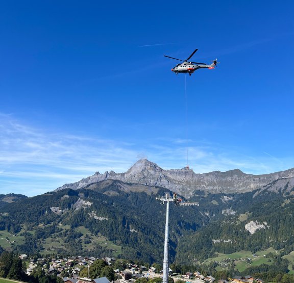 Heliportage d'une tête de pylone avec le mont Charvin en arrière plan