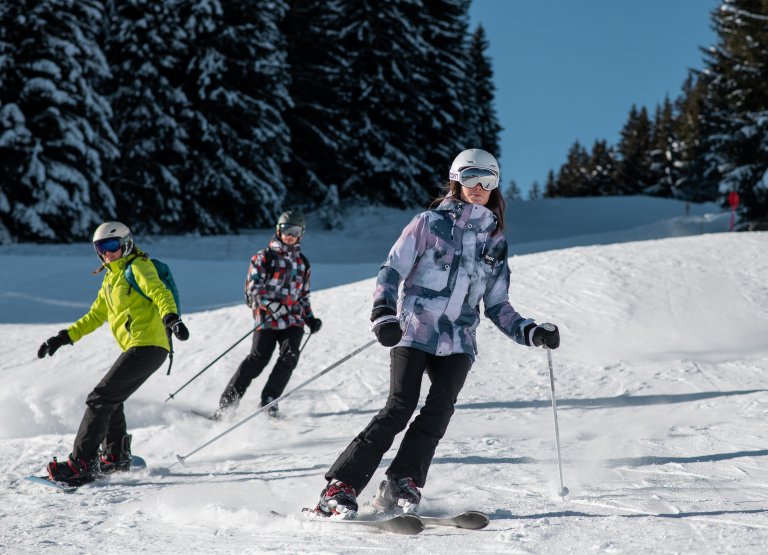 trois amis en ski + snow sur les pistes