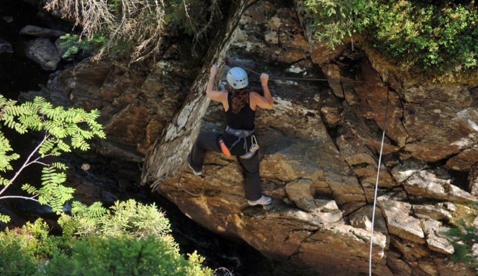 Une personne fait de l'escalade