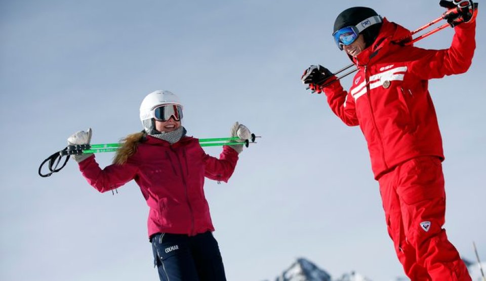 Un moniteur de ski et son élève