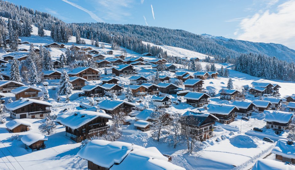 Toits de chalets enneigés à Crest-Voland