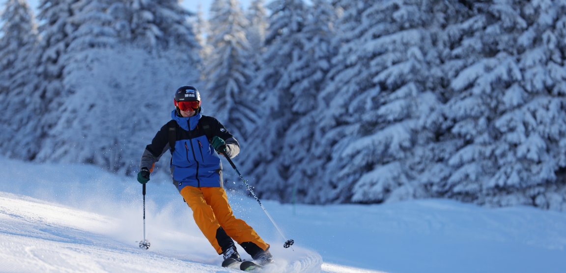 Jeune qui fait du ski engagé