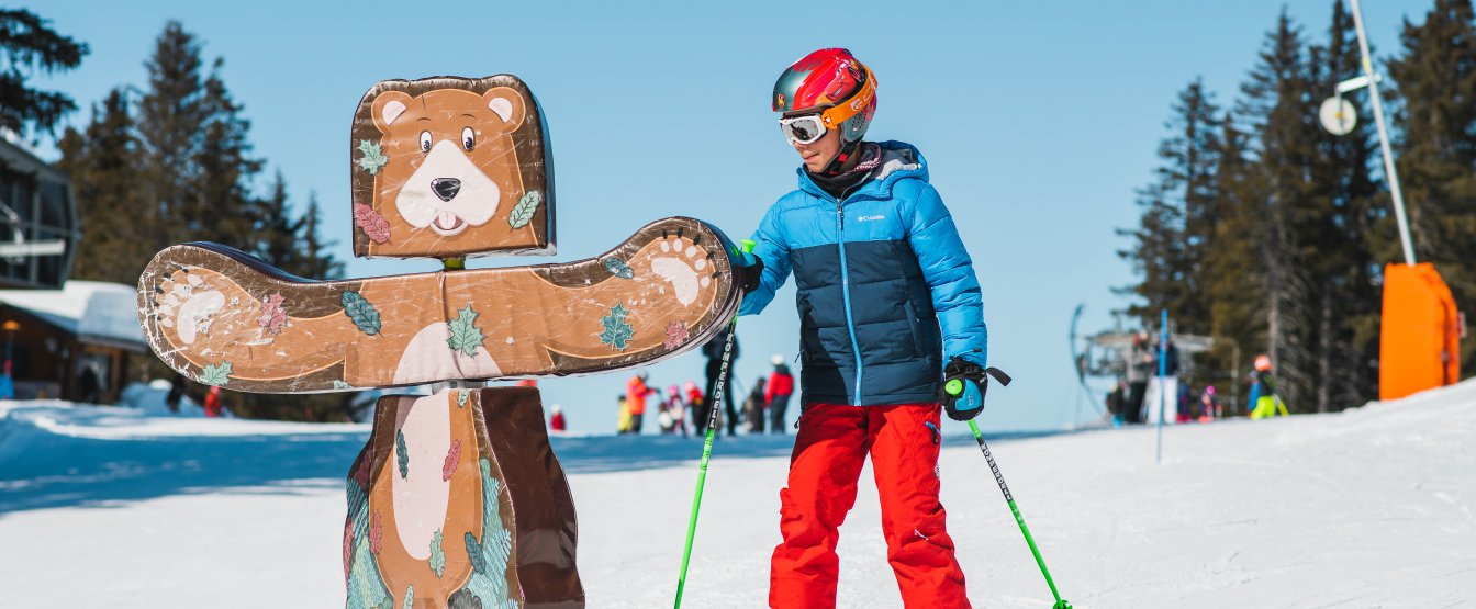 Un enfant joue sur la piste pour enfant. 