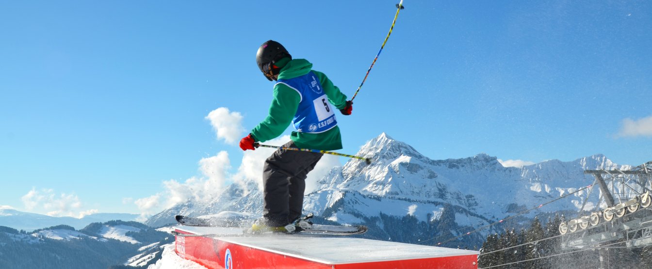 Enfant sur une rampe du snowpark
